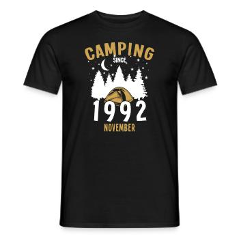 Date de naissance : Camping depuis novembre 1992 Camping - T-shirt homme - noir - Devant - AI Model Male 178 light (178cm)
