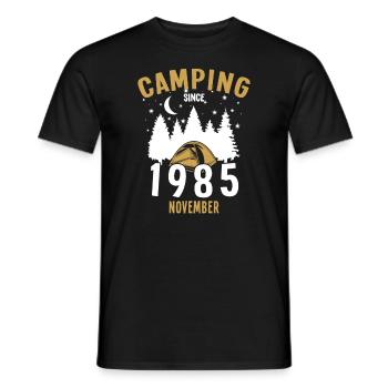 Anniversaire: Camping depuis novembre 1985 Camping - T-shirt homme - noir - Devant - AI Model Male 178 light (178cm)