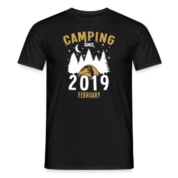 Geburtstag: Camping seit Februar 2019 Zelten - Männer T-Shirt - Schwarz - Vorne - AI Model Male 178 light (178cm)