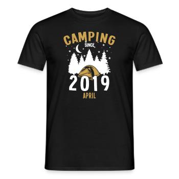 Geburtstag: Camping seit April 2019 Zelten - Männer T-Shirt - Schwarz - Vorne - AI Model Male 178 light (178cm)