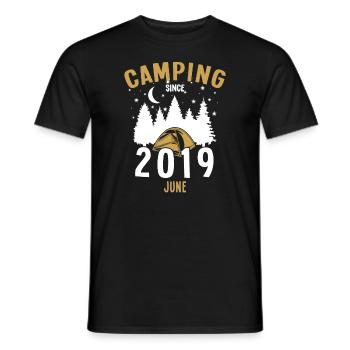 Geburtstag: Camping seit Juni 2019 Zelten - Männer T-Shirt - Schwarz - Vorne - AI Model Male 178 light (178cm)