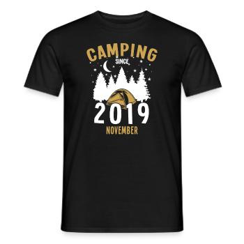 Geburtstag: Camping seit November 2019 Zelten - Männer T-Shirt - Schwarz - Vorne - AI Model Male 178 light (178cm)