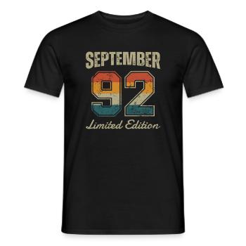 Date de naissance : Septembre 1992 - Edition Limitée Rétro - T-shirt homme - noir - Devant - AI Model Male 178 light (178cm)