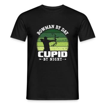 Bowman by Day Cupid by Night - Bogenschütze Bogen - Männer T-Shirt - Schwarz - Vorne - AI Model Male 178 light (178cm)