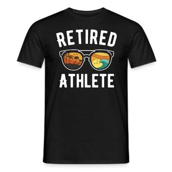 Aktiver Rentner-Sportler mit Sonnenbrille am - Männer T-Shirt - Schwarz - Vorne - AI Model Male 178 light (178cm)