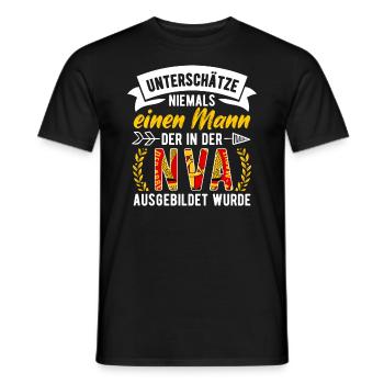NVA Unterschätze niemals einen Mann Osten DDR Ossi - Männer T-Shirt - Schwarz - Vorne - AI Model Male 178 light (178cm)
