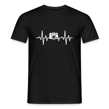 Fotograf Herzschlag Kamera Shirt EKG - Männer T-Shirt - Schwarz - Vorne - AI Model Male 178 light (178cm)
