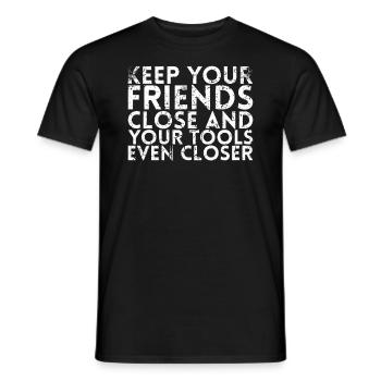 Gardez vos amis proches et votre - T-shirt homme - noir - Devant - AI Model Male 178 light (178cm)