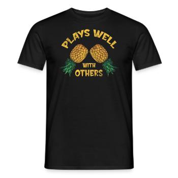 Spielt Gut Mit Anderen Designs Für Strandliebhaber - Männer T-Shirt - Schwarz - Vorne - AI Model Male 178 light (178cm)