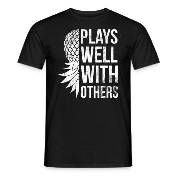 Spielt Gut Mit Anderen Designs Für Strandliebhaber - Männer T-Shirt - Schwarz - Vorne - AI Model Male 178 light (178cm)
