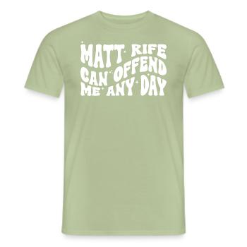 Matt Rife peut m’offenser n’importe quel jour - T-shirt homme - vert sauge - Devant - AI Model Male 178 light (178cm)