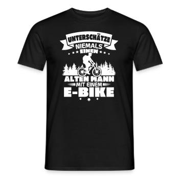 Alten mann mit einem e bike - Männer T-Shirt - Schwarz - Vorne - AI Model Male 178 light (178cm)
