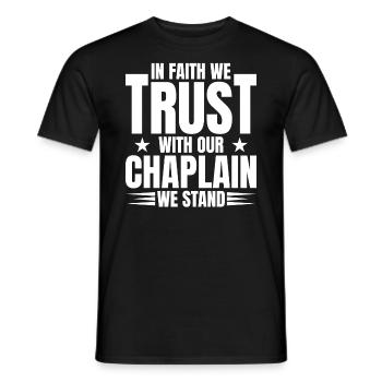 Im Glauben Vertrauen Wir Auf Unseren Kaplan, Wir - Männer T-Shirt - Schwarz - Vorne - AI Model Male 178 light (178cm)