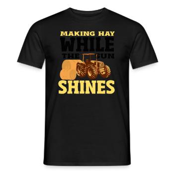 Making Hay While the Sun Shines Tractor - Männer T-Shirt - Schwarz - Vorne - AI Model Male 178 light (178cm)