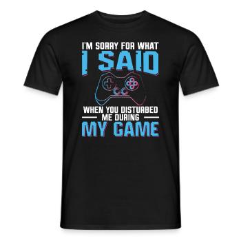 Play Controller Gaming Hat Mich Während Meines - Männer T-Shirt - Schwarz - Vorne - AI Model Male 178 light (178cm)
