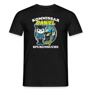 Kommissar Daniel Spurensuche - Männer T-Shirt - Schwarz - Vorne - AI Model Male 178 light (178cm)