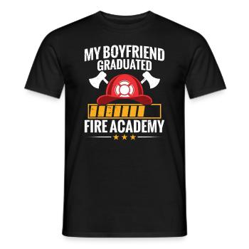 Mein Freund Hat Die Fire Academy Abgeschlossen - Männer T-Shirt - Schwarz - Vorne - AI Model Male 178 light (178cm)