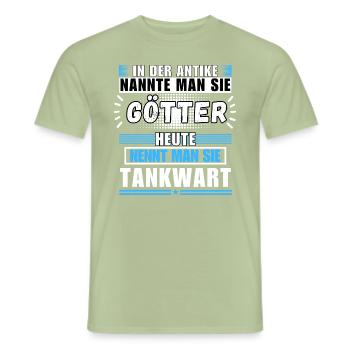 Götter in der Antike. Heute Tankwart - Männer T-Shirt - Sage - Vorne - AI Model Male 178 light (178cm)