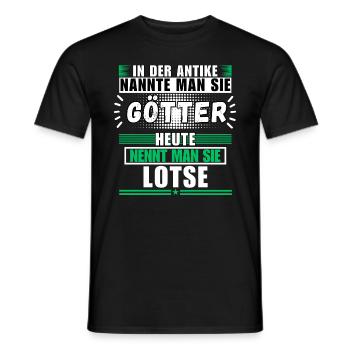 Götter in der Antike. Heute Lotse - Männer T-Shirt - Schwarz - Vorne - AI Model Male 178 light (178cm)