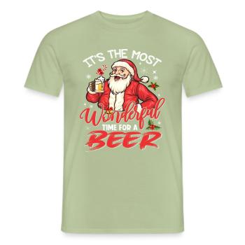 Le moment le plus merveilleux pour la bière Père Noël - T-shirt homme - vert sauge - Devant - AI Model Male 178 light (178cm)