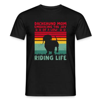 Dackelmutter umarmt die Freude Hundebesitzer Hundeliebe - Männer T-Shirt - Schwarz - Vorne - AI Model Male 178 light (178cm)