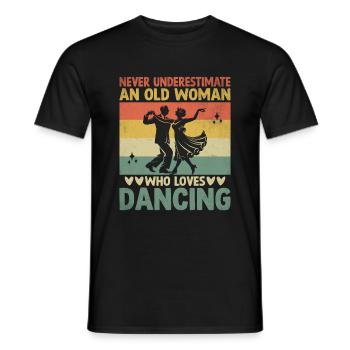 Unterschätzen Sie niemals eine alte Frau, die das Tanzen liebt - Männer T-Shirt - Schwarz - Vorne - AI Model Male 178 light (178cm)