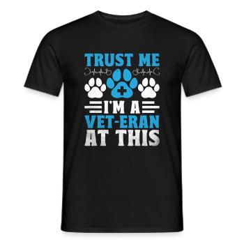 Glaub mir, ich bin ein Tierarzt Eran bei diesem Verterinarian - Männer T-Shirt - Schwarz - Vorne - AI Model Male 178 light (178cm)