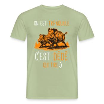Tranquille cest Dédé qui tire Cadeaux chasse andré - T-shirt homme - vert sauge - Devant - AI Model Male 178 light (178cm)