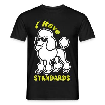 Ausdrucksstarker Pudel mit Sonnenbrille - Männer T-Shirt - Schwarz - Vorne - AI Model Male 178 light (178cm)