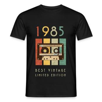 1985 Best Vintage Kassette – 80er Retro Kult Motiv - Männer T-Shirt - Schwarz - Vorne - AI Model Male 178 light (178cm)