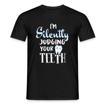 I'm Silently Judging Your Teeth Funny Dental - Männer T-Shirt - Schwarz - Vorne - AI Model Male 178 light (178cm)