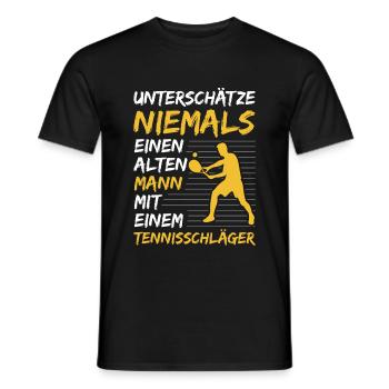 Unterschätze nie einen Alten Mann mit Tennisschläg - Männer T-Shirt - Schwarz - Vorne - AI Model Male 178 light (178cm)