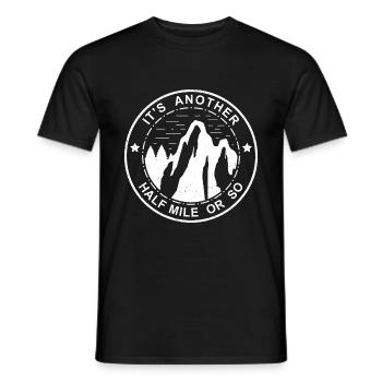 It's Another Half Mile Or So Trekking Mountaineeri - Männer T-Shirt - Schwarz - Vorne - AI Model Male 178 light (178cm)