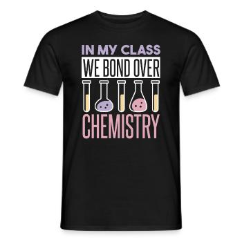 In meiner Klasse verbinden wir uns über Chemie - Männer T-Shirt - Schwarz - Vorne - AI Model Male 178 light (178cm)