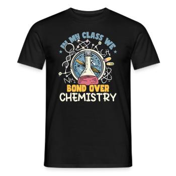 In meiner Klasse verbinden wir uns über Chemie - Männer T-Shirt - Schwarz - Vorne - AI Model Male 178 light (178cm)