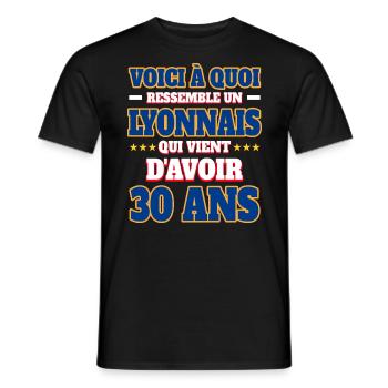 Supporter De Lyon Anniversaire 30 Ans - T-shirt homme - noir - Devant - AI Model Male 178 light (178cm)