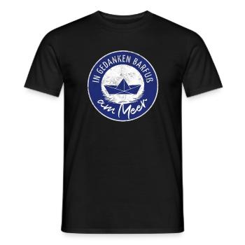 Meer geht immer - IN GEDANKEN BARFUß AM MEER - Männer T-Shirt - Schwarz - Vorne - AI Model Male 178 light (178cm)
