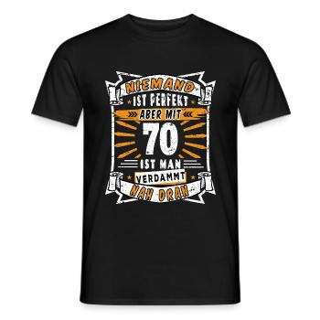 Niemand ist perfekt. Aber mit 70 ist man nah dran. - Männer T-Shirt - Schwarz - Vorne - AI Model Male 178 light (178cm)
