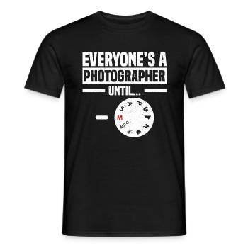 Everyone's A Photograpgher - Männer T-Shirt - Schwarz - Vorne - AI Model Male 178 light (178cm)