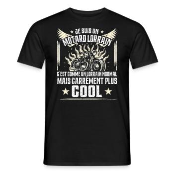 Carrément Plus Cool Motard Lorrain Cadeau Moto - T-shirt homme - noir - Devant - AI Model Male 178 light (178cm)