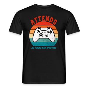 Attends Je Finis Ma Partie Cadeau Humour Geek Game - T-shirt homme - noir - Devant - AI Model Male 178 light (178cm)