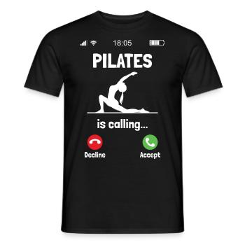 Pilates appelle une femme sympathique au fitness - T-shirt homme - noir - Devant - AI Model Male 178 light (178cm)