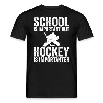 Schule ist wichtig, aber Eishockey ist noch wichtiger - Männer T-Shirt - Schwarz - Vorne - AI Model Male 178 light (178cm)