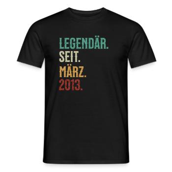 Legendär. Seit. März. 2013. Retro Birthday - Männer T-Shirt - Schwarz - Vorne - AI Model Male 178 light (178cm)