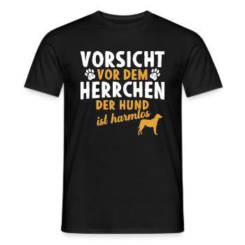 Vorsicht vor dem Herrchen der Hund ist harmlos - Männer T-Shirt - Schwarz - Vorne - AI Model Male 178 light (178cm)