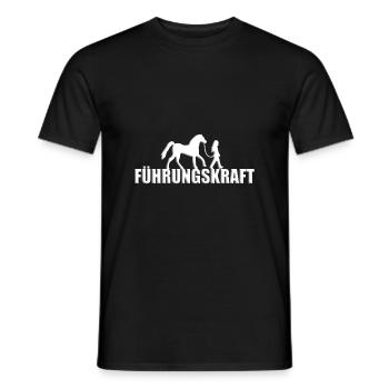 FÜHRUNGSKRAFT - PFERD - PFERDE - REITERIN - REITEN - Männer T-Shirt - Schwarz - Vorne - AI Model Male 178 light (178cm)