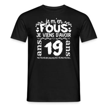 Anniversaire 19 ans | Je m'en fous j'ai 19 ans - T-shirt homme - noir - Devant - AI Model Male 178 light (178cm)
