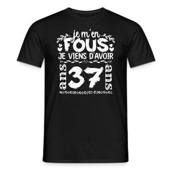 Anniversaire 37 ans | Je m'en fous j'ai 37 ans - T-shirt homme - noir - Devant - AI Model Male 178 light (178cm)