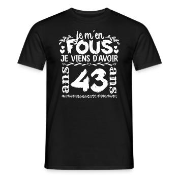 Anniversaire 43 ans | Je m'en fous j'ai 43 ans - T-shirt homme - noir - Devant - AI Model Male 178 light (178cm)