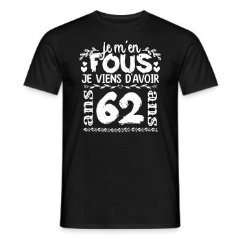 Anniversaire 62 ans | Je m'en fous j'ai 62 ans - T-shirt homme - noir - Devant - AI Model Male 178 light (178cm)